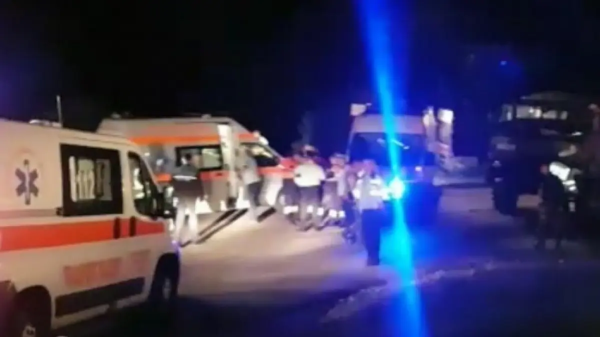 trei tinere au ajuns la spital dupa ce au cazut dintr un carusel la medias