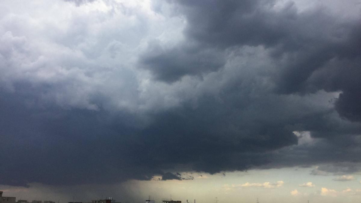 vine weekendul se strica vremea meteorologii anunta ploi si vijelii in toata tara