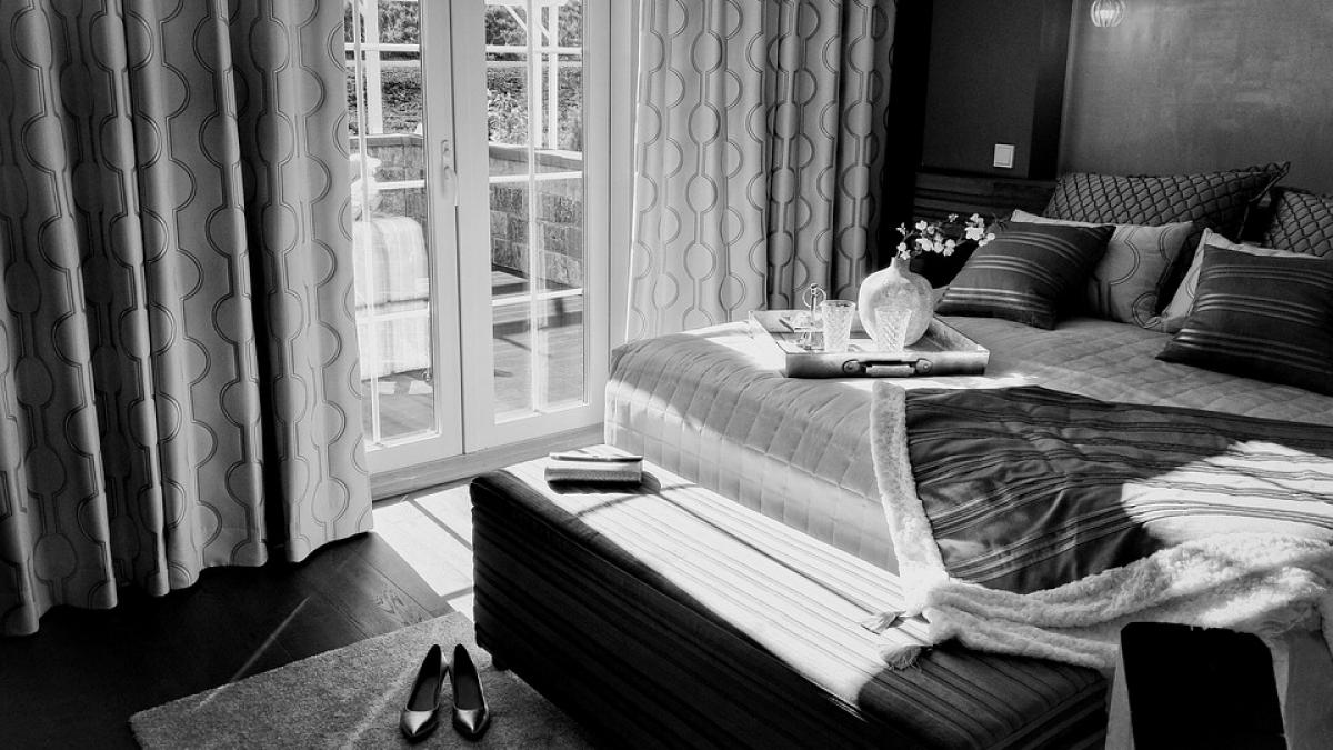 socrii au venit in vizita neanuntati au intrat in casa au tras patul si cand s au uitat acolo nu le