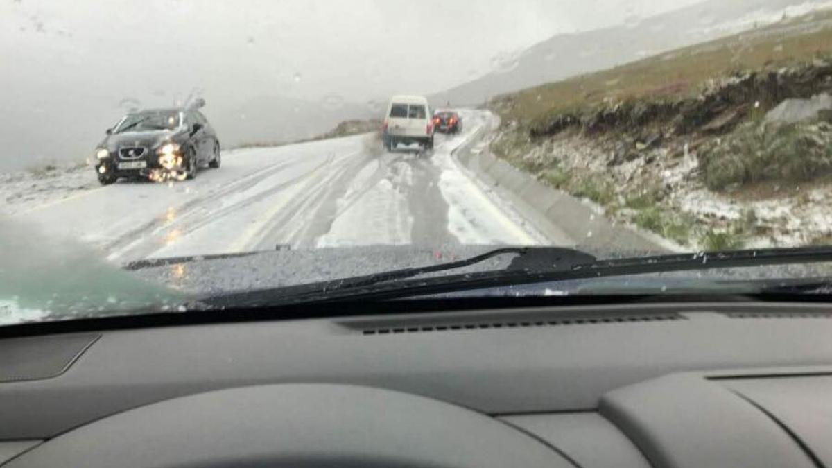 ninge in mijlocul verii in romania soferii sfatuiti sa se opreasca