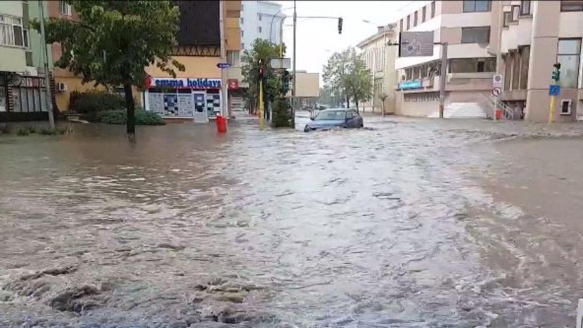 potop la tulcea masini inghitite de ape dupa o ploaie torentiala video