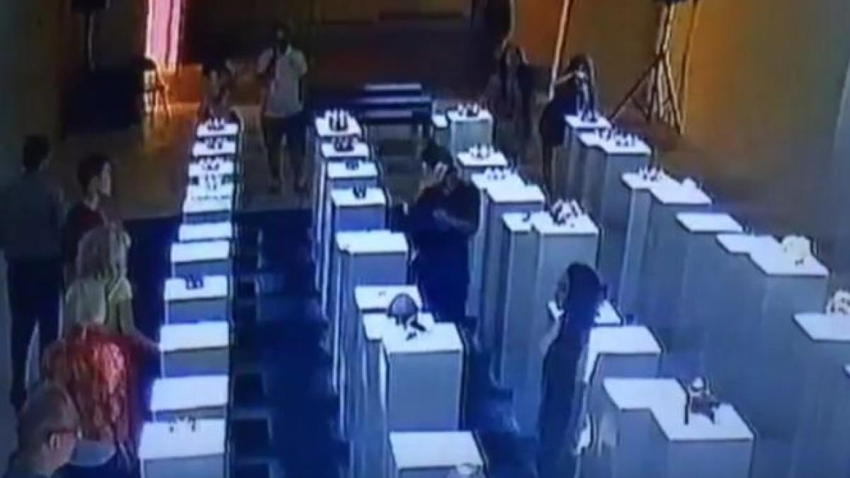 a vrut sa si faca selfie intr o galerie de arta dar a provocat un adevarat dezastru video