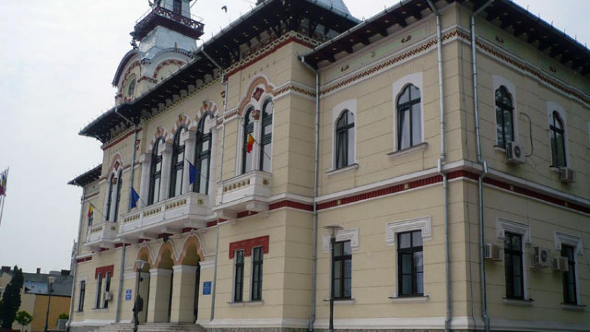 femeie oprita la usa prefecturii din gorj motivul este de a dreptul incredibil