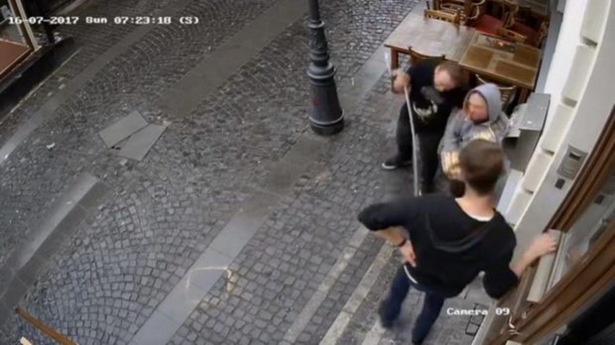 jaf la muzeul kitsch ului din bucuresti imagini cu momentul in care trei tineri fura o statueta