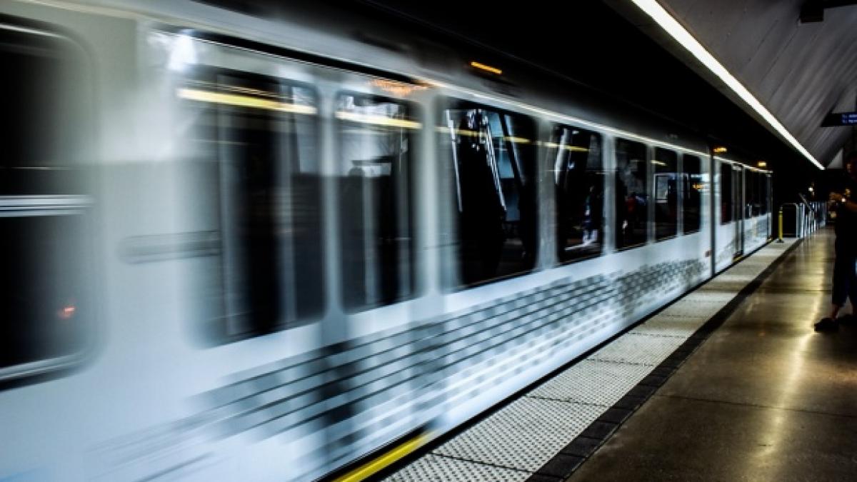 o femeie a fost tarata de un tren la metroul din roma cum s a intamplat incidentul video