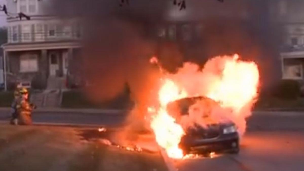 o masina a fost cuprinsa de flacari in timp ce se deplasa spre timisoara pasagerii au scapat cu