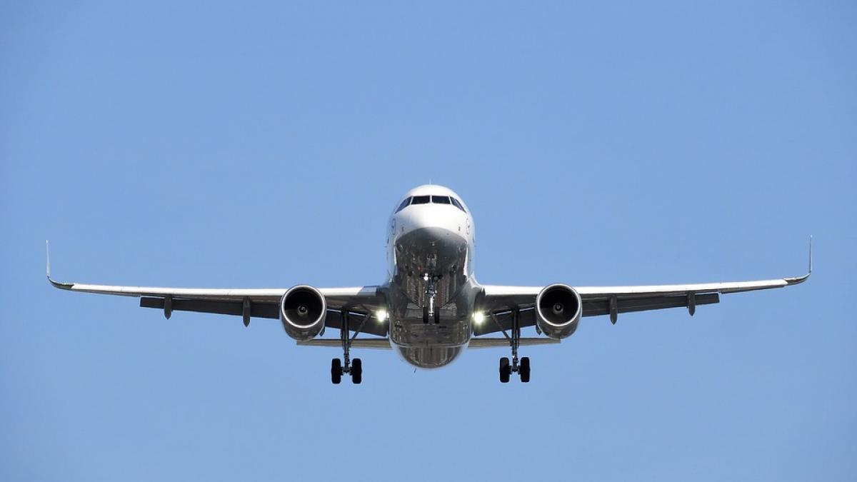 aterizare de urgenta pe aeroportul otopeni din pricina unor probleme tehnice peste 298 de pasageri