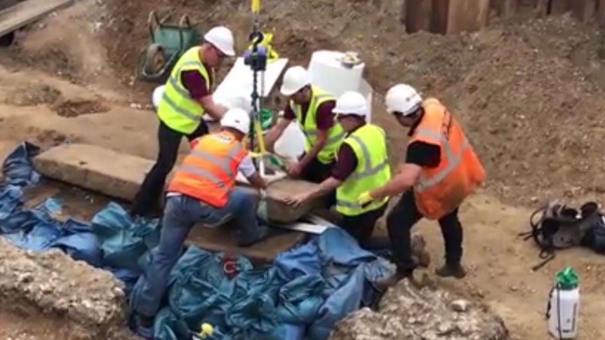 descoperire impresionanta in centrul londrei au gasit un sarcofag vechi de 1 600 de ani si cand l