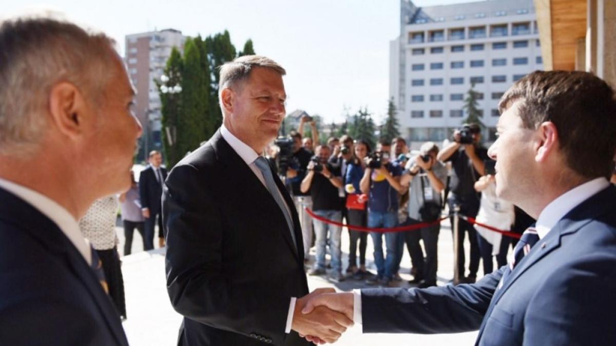 klaus iohannis intampinat de protestatari cu steaguri secuiesti la miercurea ciuc