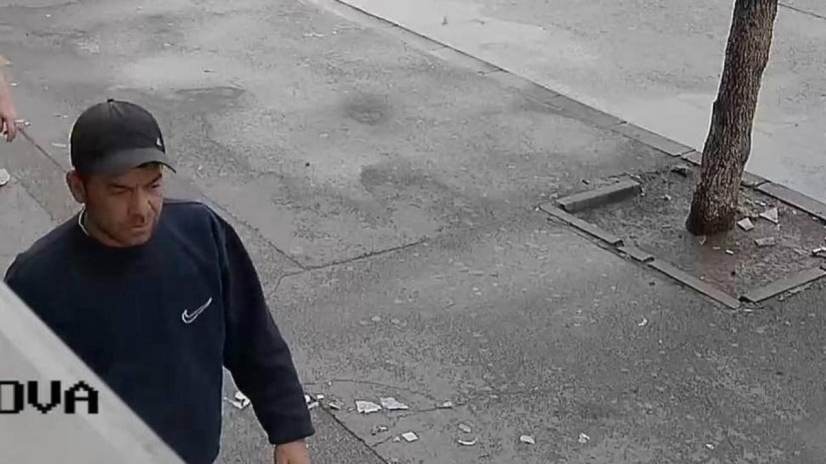 l ati vazut pe acest barbat pe strada sunati de urgenta la politie de ce este acuzat individul