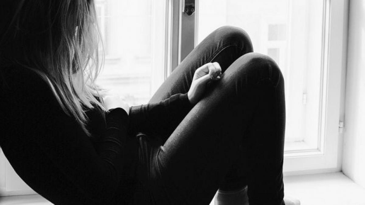 se plimba cu mai multi prieteni in zona unui cimitir cand un barbat s a oferit sa o conduca acasa