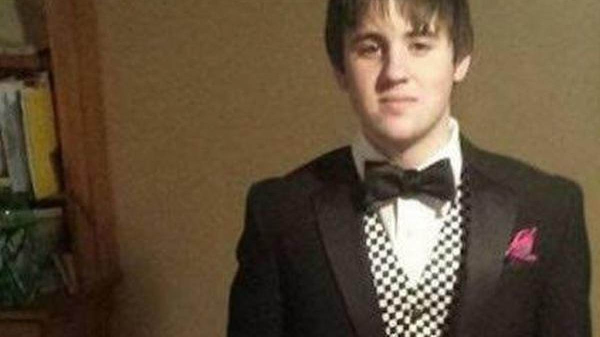 a vrut sa se laude pe facebook dar si a facut de ras toata familia ce apare langa tanarul care