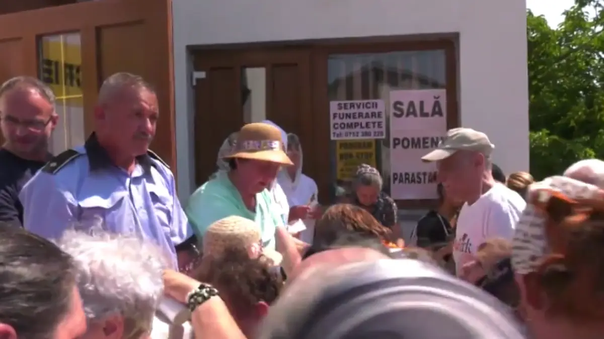 bataie pe pachetele primite pomana la o biserica din arges video