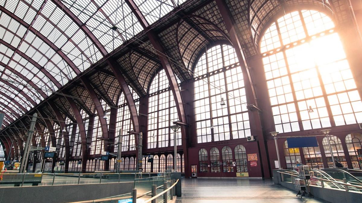 belgia in alerta maxima de terorism controale de securitate intarite in trei gari internationale