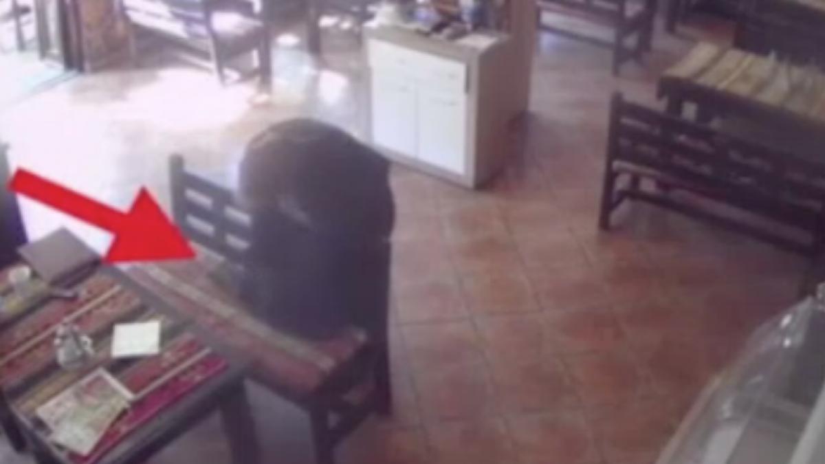 ipostaza incredibila in care a fost surprinsa o femeie in varsta intr un fast food din piatra neamt