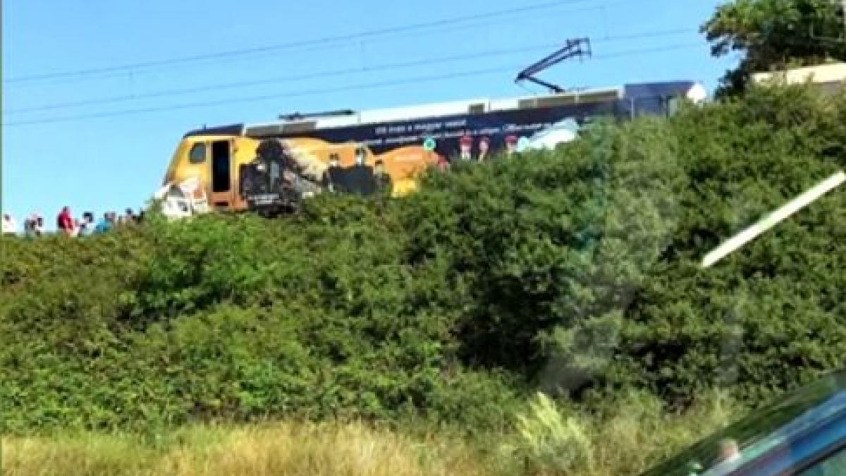 masina lovita de tren in mehedinti doi oameni au murit