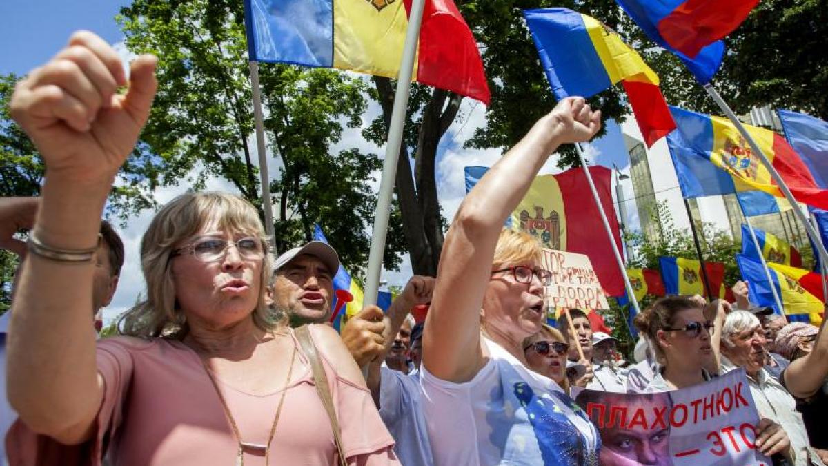 protest in republica moldova zeci de oameni au luat cu asalt parlamentul