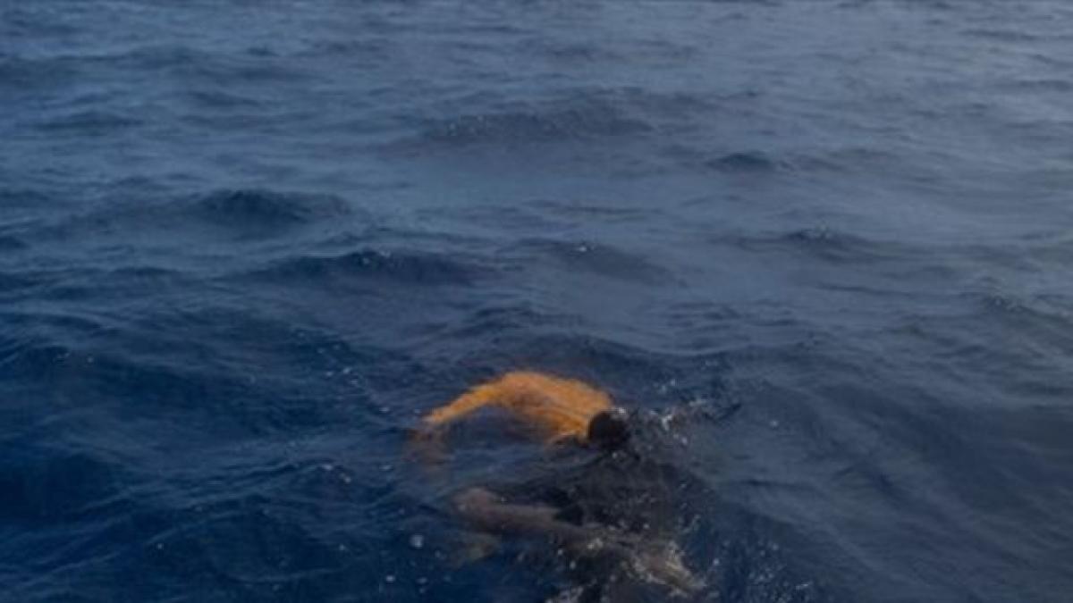 au privit cum un om care tipa dupa ajutor s a inecat in fata lor nu au facut nimic sa l ajute ci au