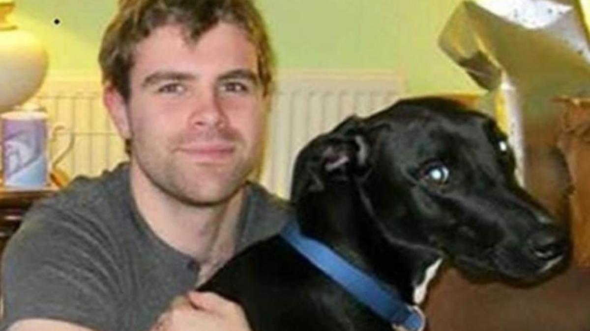 statea linistit in pat cu iubita lui fratele lui a intrat in camera a turnat benzina pe el si i a