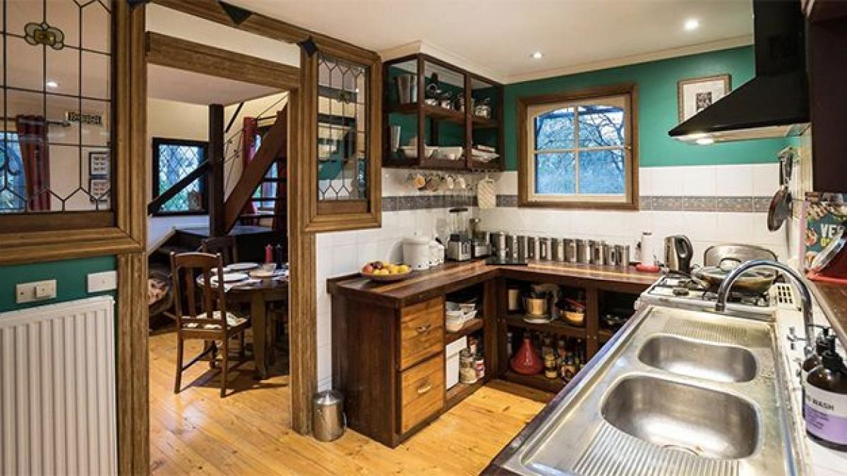 cautau o casa pe un site de imobiliare cand au observat ceva ciudat intr o fotografie nu le au