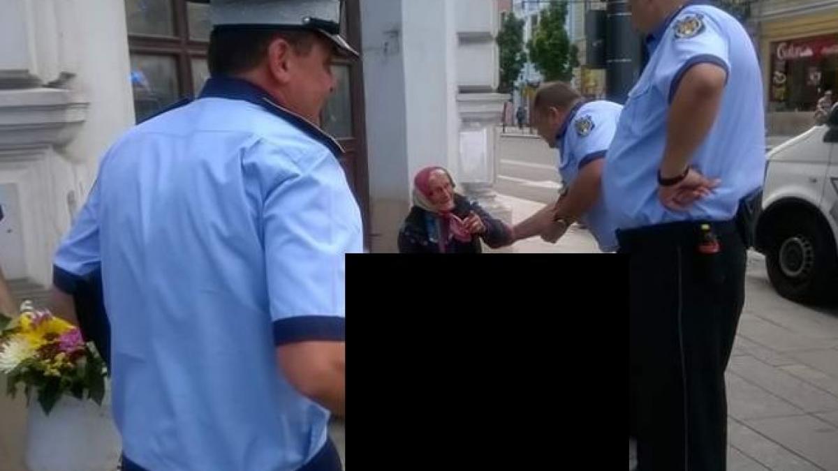 imaginea care a revoltat internetul o batrana ridicata pe sus de patru politisti locali motivul
