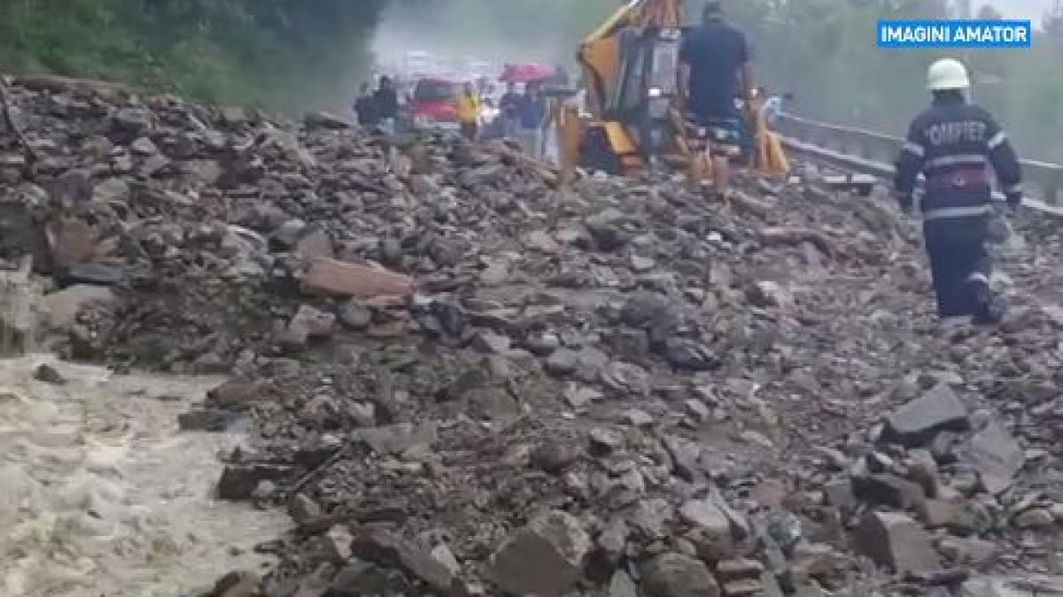 dn 1a partial deblocat drumul a fost necirculabil intre maneciu si cheia din cauza aluviunilor