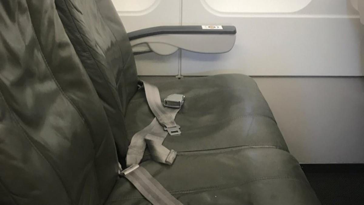 era fericita ca nu are vecini de banca in avion cand s a trezit din senin cu ceva total neasteptat