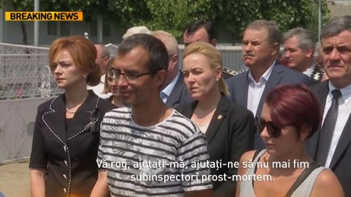 moment emotionant la inmormantarea politistului ucis in gara din suceava colegul sau ingenuncheat
