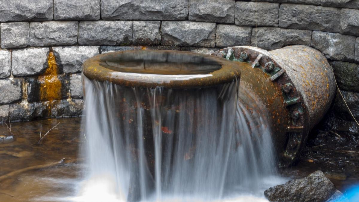 panica in judetul galati rezervorul de apa al unei fabrici de conserve a cedat 20 de autovehicule o