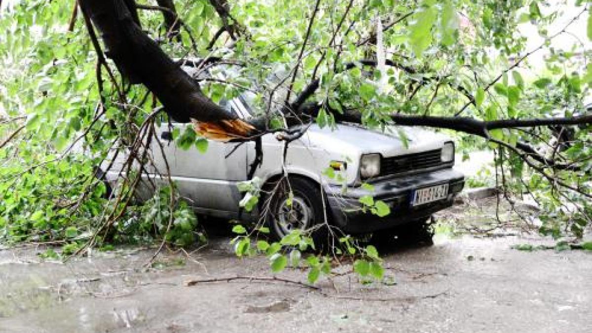 furtuna a facut ravagii la galati zece oameni au ajuns la spital unul dintre ei in stare grava