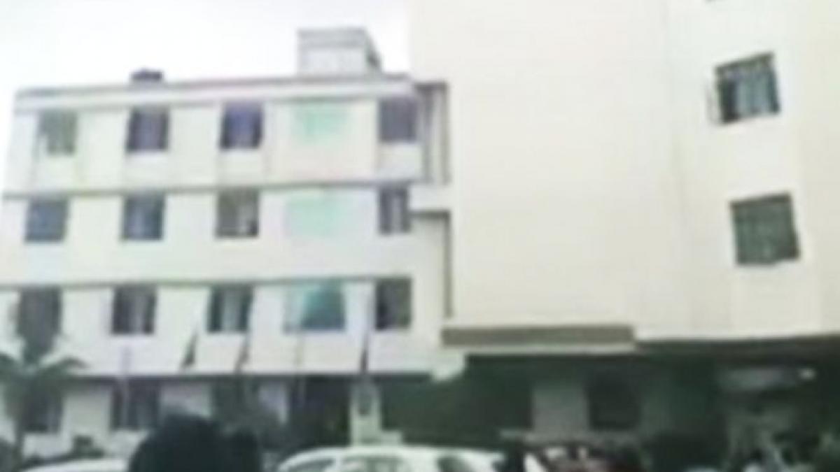 s a suit cu tatal ei pe un bloc cu sase etaje ajunsa pe acoperis fata s a dezechilibrat ce a urmat