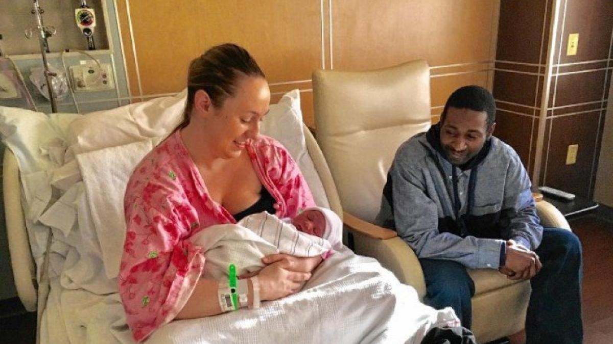 se afla in sala de nasteri langa sotia lui cand a primit un mesaj pe telefonul mobil dupa ce l a