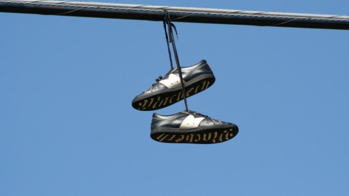 ai vazut vreodata incaltaminte agatata de firele de electricitate uite ce semnificatie are acest