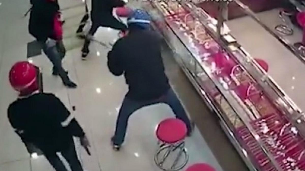 au mers sa fure bijuterii reactia hotilor cand au vazut ca vitrinele nu se sparg video