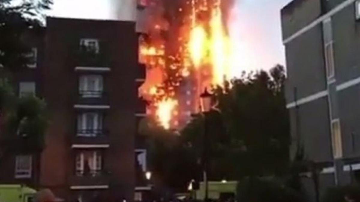 incendiu puternic la un bloc de locuinte locatarii au fost evacuati