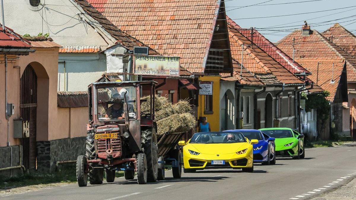 lamborghini in coloana dupa un tractor imagini inedite intr un sat din romania