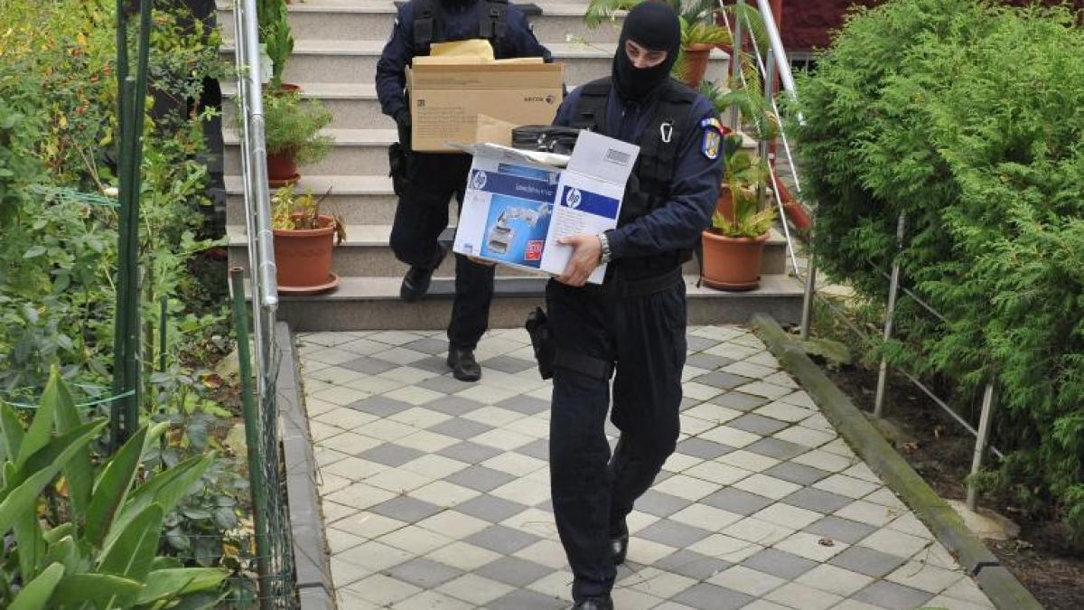 sase persoane au fost retinute in dosarul diplomelor false de licenta alte noua sub control judiciar