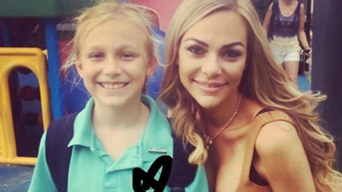 a venit sa si ia copiii de la scoala cand au vazut o celelalte mame au inceput sa si dea coate cum