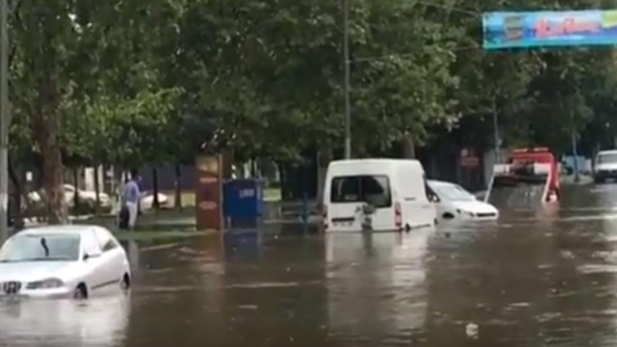 furtuna violenta la istanbul zece oameni au fost raniti si traficul paralizat video
