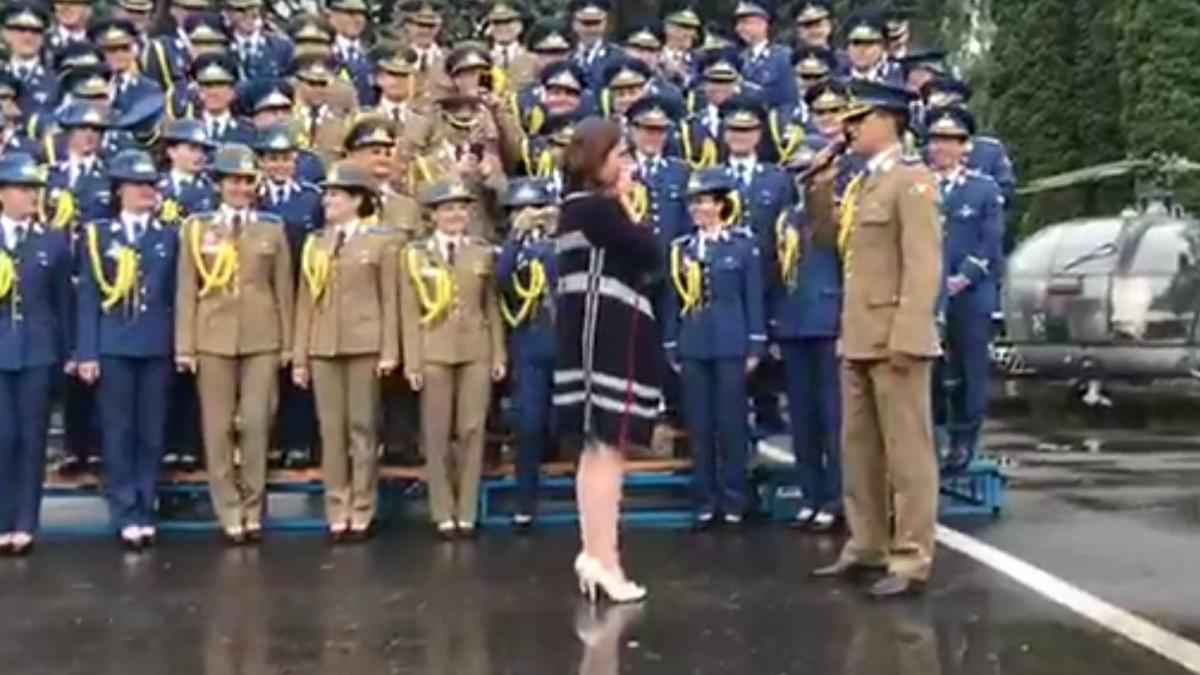 moment surpriza la o ceremonie militara de la brasov o tanara a izbucnit in lacrimi