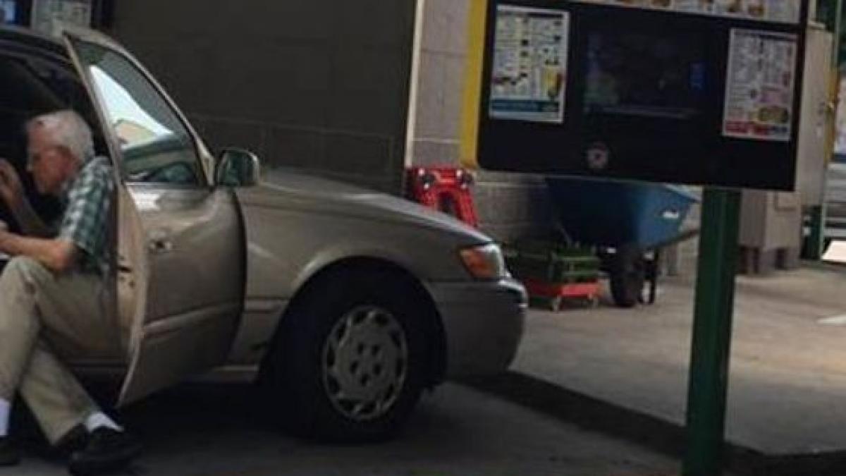 imaginea care a topit inimile tuturor ce face acest batran in parcare cu usa deschisa la masina