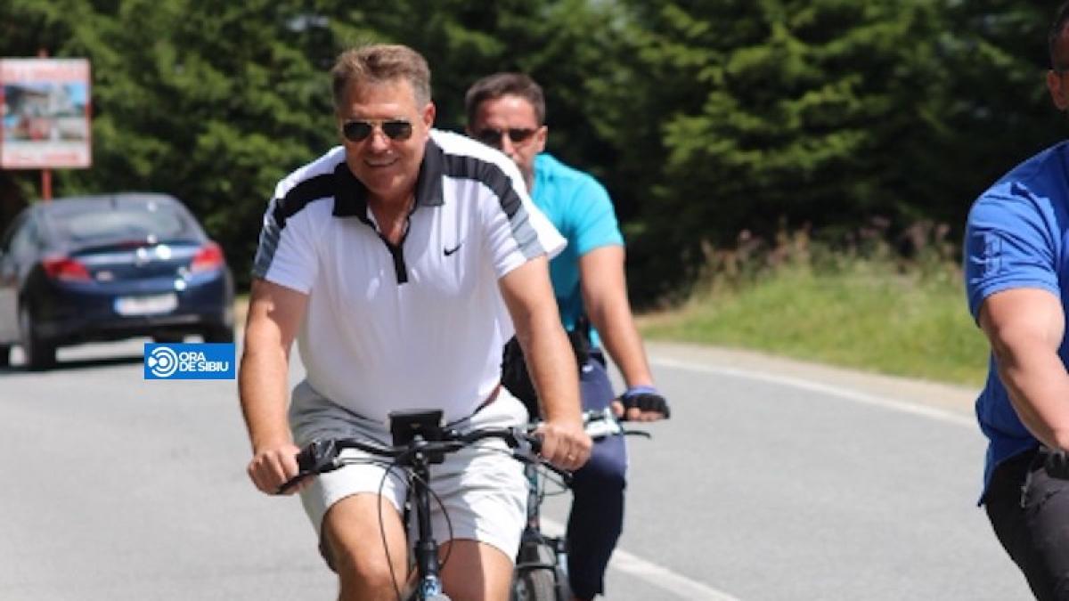 klaus iohannis cu bicicleta la sfarsit de saptamana unde a fost fotografiat presedintele romaniei