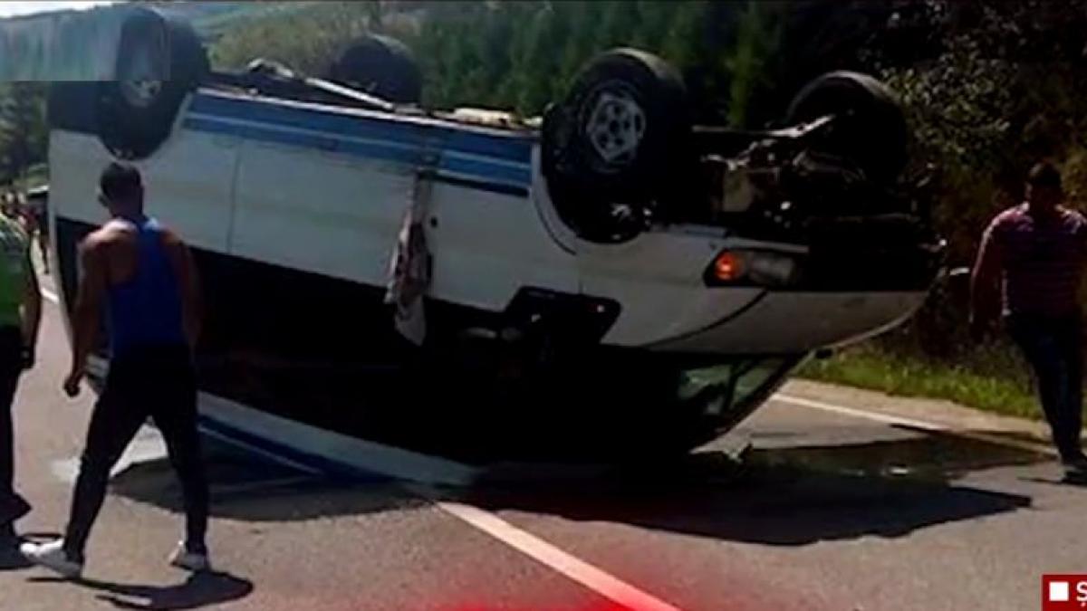 microbuz de pasageri in flacari pe dn14 a luat foc dupa ce s a rasturnat traficul este blocat