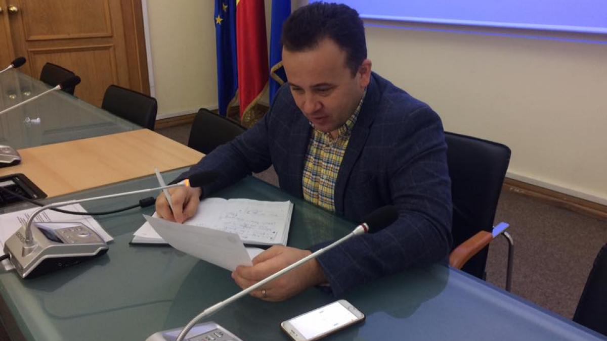 ministrul liviu pop publica lista programelor scolare pentru care ar trebui sa existe manuale