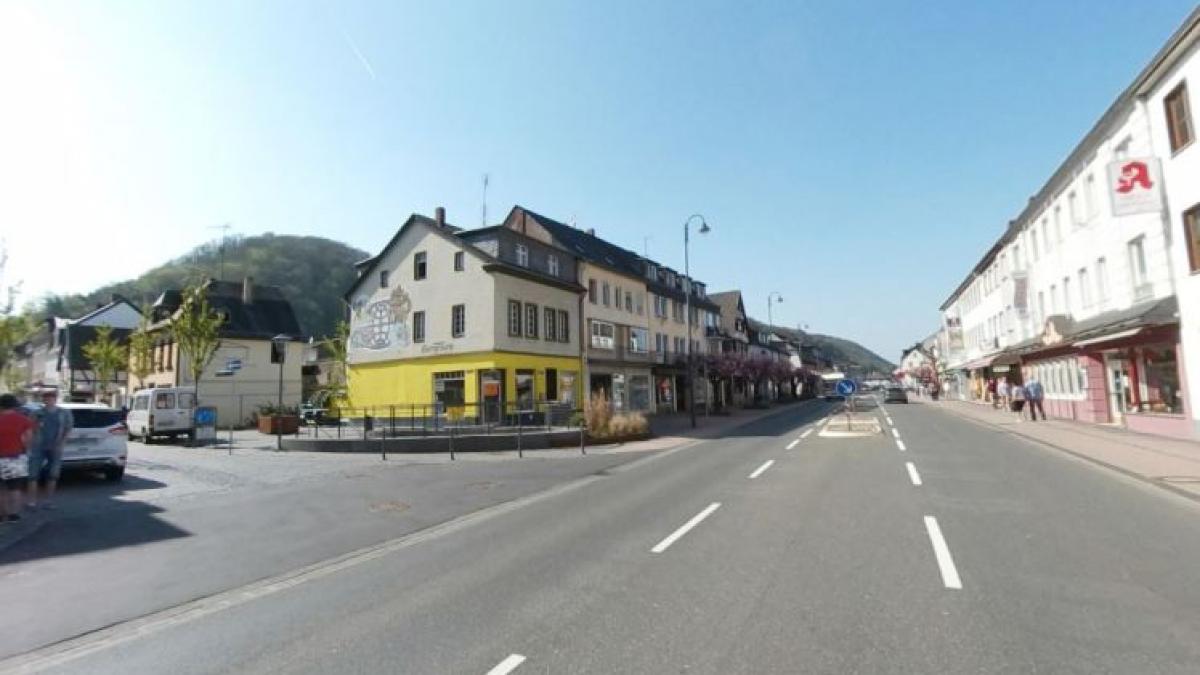 s au luat la cearta din cauza pozitiilor sexuale iar una dintre ele a ajuns sa cada de la balcon