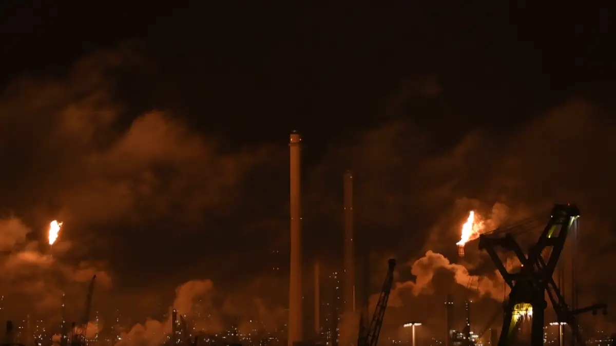 alerta in rotterdam incendiu la cea mai mare rafinarie din europa video