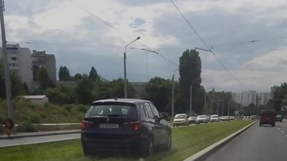 masina bmw filmata cum merge sute de metri pe spatiul verde in capitala apelul primarului