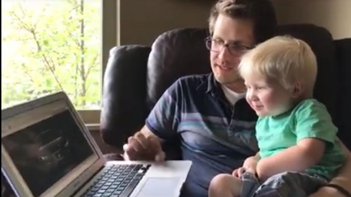 a uimit internetul la doar un an ce stie acest baietel sa faca te va lasa cu gura cascata video