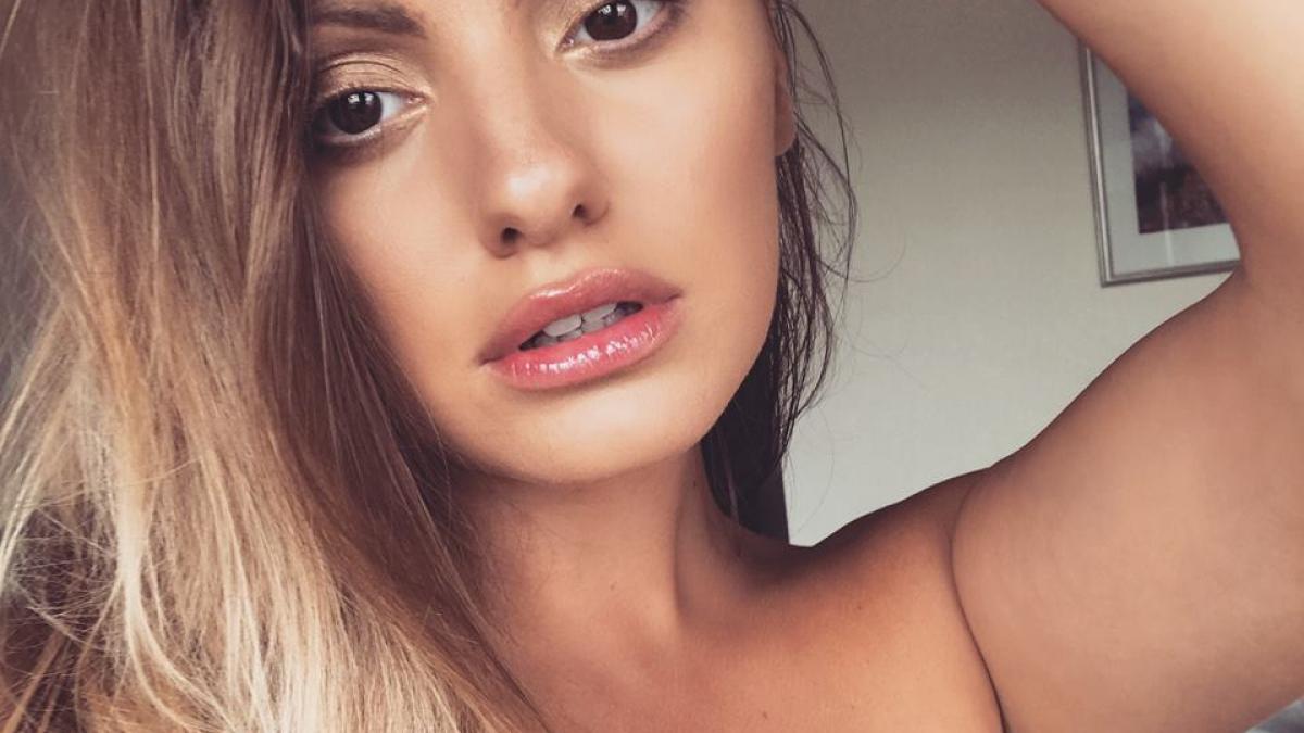 alexandra stan nu are nevoie de sutien la plaja cum s a pozat vedeta foto
