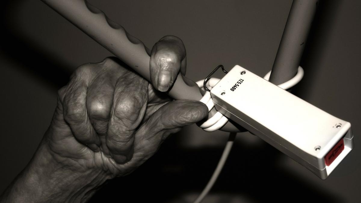 o batrana de 82 de ani isi plimba cainele prin parc cand a observat ca o femeie o urmareste ce a